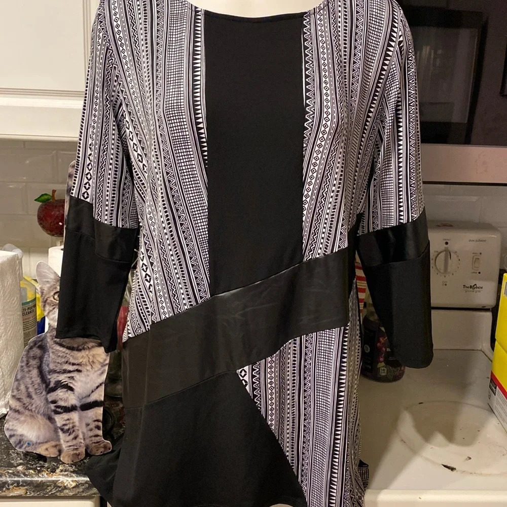 U womens Bianca Nygard stretch 3/4 sleeve regular size top size L.  EUC